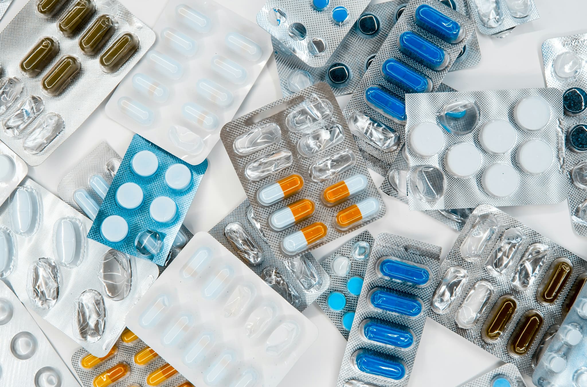 Alcanfor: de bolas de naftalina a semiconductores y química farmacéutica