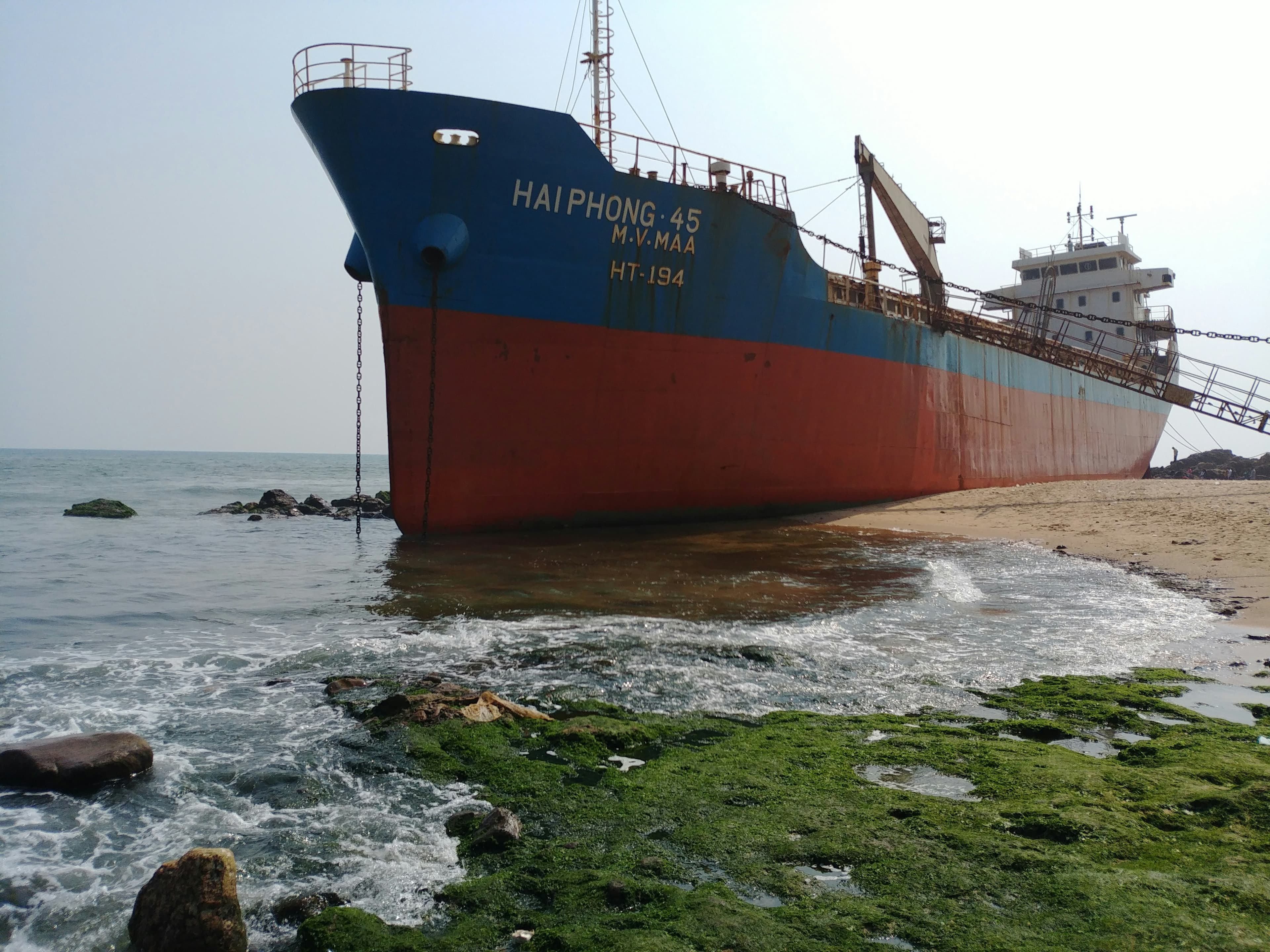 El compromiso de Hapag-Lloyd de cerrar el año con rutas en El Cabo: las implicaciones financieras para los transportistas de productos químicos