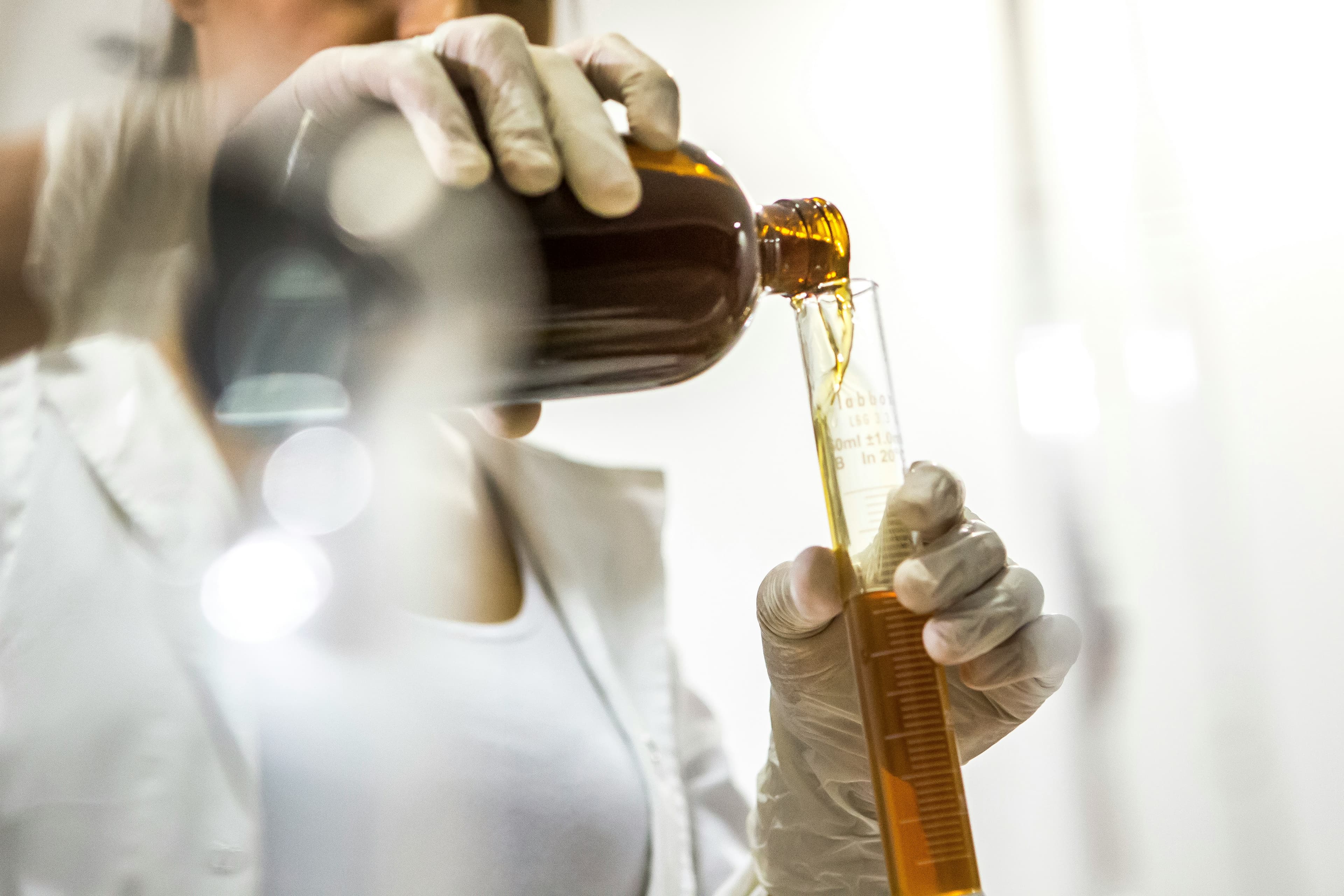 El propilenglicol en los productos farmacéuticos: la USP frente al grado industrial y por qué la distinción no es negociable